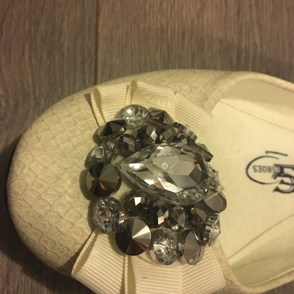 Winter white dressy flats sz 10 - Picture 3 of 3